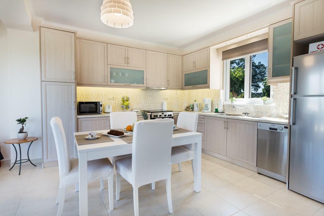 Villa Oasis Galatas  Экстерьер фото