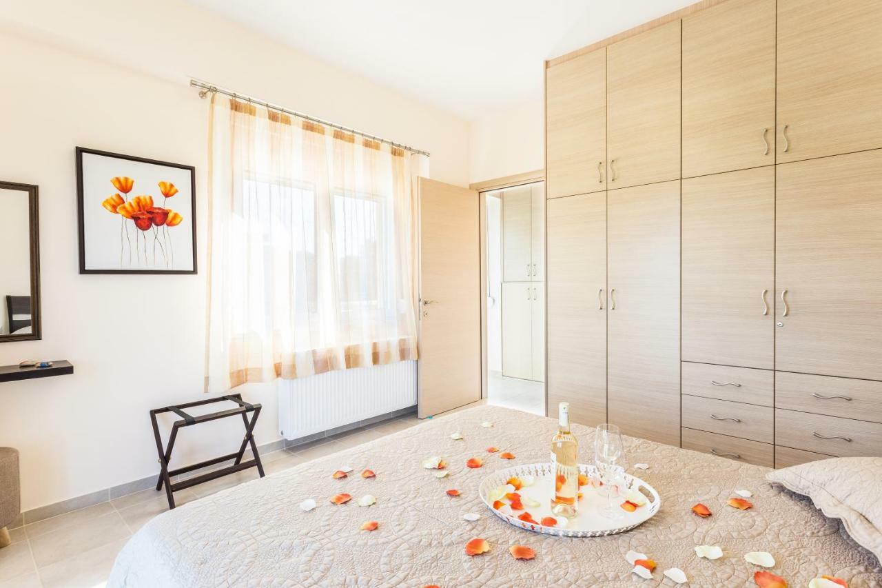 Villa Oasis Galatas  Экстерьер фото